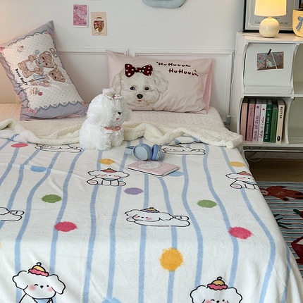 91家纺网 家纺一手货源 找家纺 昔可家纺 2024新款羊羔绒牛奶绒毛毯系列（三）-卡通系列 蓝波纹奶狗