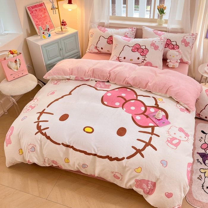 91家纺网 家纺一手货源 找家纺 2024新品正版三丽鸥授权大版卡通平网数码印花加厚高克重牛奶绒系列四件套 绒大版-R甜甜奶油kitty
