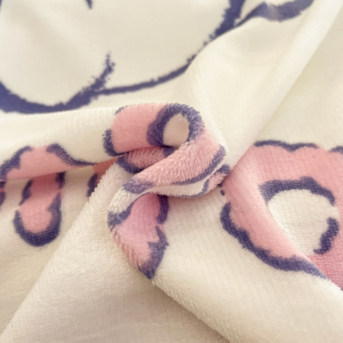 91家纺网 家纺一手货源 找家纺 2024新品正版三丽鸥授权大版卡通平网数码印花加厚高克重牛奶绒系列四件套 绒大版-R云朵玩偶大耳狗