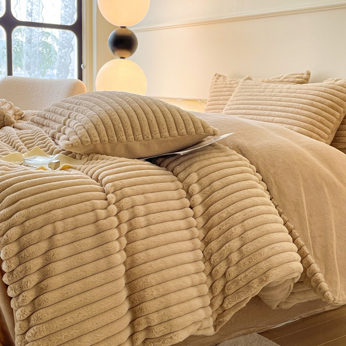 91家纺网 家纺一手货源 找家纺 2024新款全消光兔毛320克牛奶绒A类纯色立体四件套 兔毛抽条咖