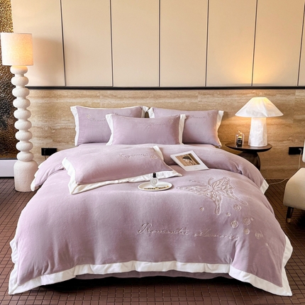 91家纺网 家纺一手货源 找家纺 恋佳居 2025新款牛奶绒高克重平绣四件套 蝴蝶-复古紫