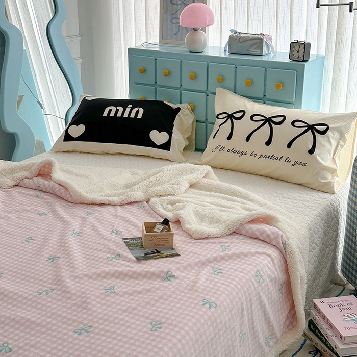 91家纺网 家纺一手货源 找家纺 昔可家纺 2024新款羊羔绒牛奶绒毛毯系列（三）-ins小清新系列 粉格蝴蝶结