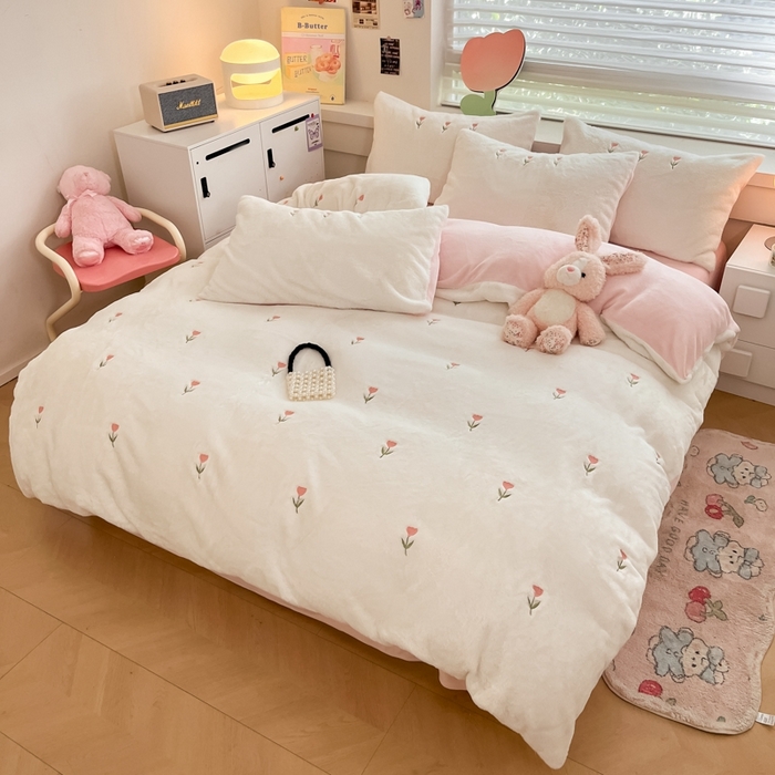 91家纺网 家纺一手货源 找家纺 蜜柚 2024新款牛奶绒兔毛绒高克重小清新满版绣花四件套 花朵粉白