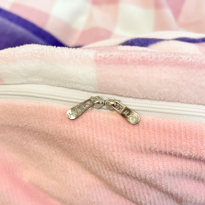 91家纺网 家纺一手货源 找家纺 2024新品正版三丽鸥授权大版卡通平网数码印花加厚高克重牛奶绒系列四件套 绒大版-R甜趣库洛米