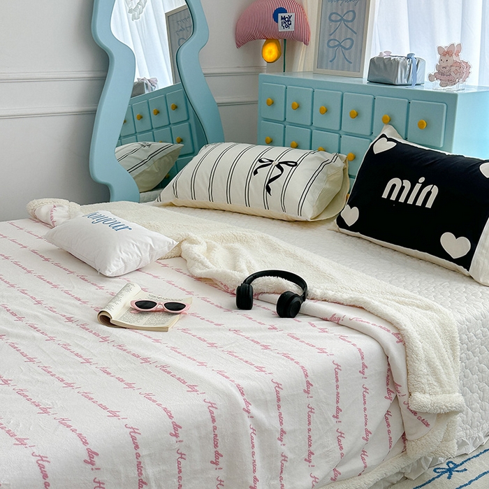 91家纺网 家纺一手货源 找家纺 昔可家纺 2024新款羊羔绒牛奶绒毛毯系列（三）-ins小清新系列 梦幻粉色字母