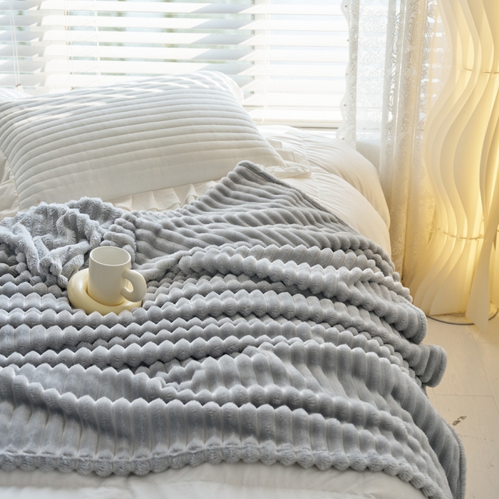 91家纺网 家纺一手货源 找家纺 畅畅家纺 2024新款秋冬兔毛绒宽抽条纯色毛毯 青灰色