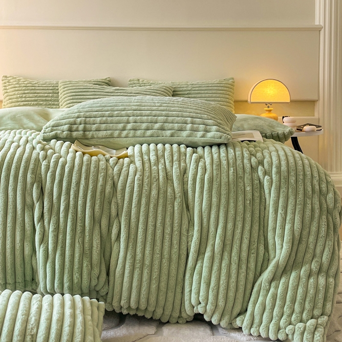 91家纺网 家纺一手货源 找家纺 2024新款全消光兔毛320克牛奶绒A类纯色立体四件套 兔毛抽条牛油果绿