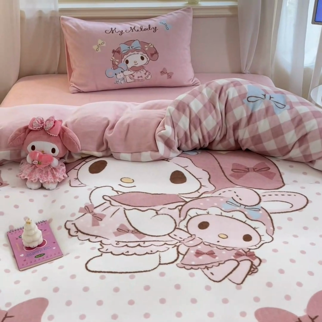 91家纺网 家纺一手货源 找家纺 2024新品正版三丽鸥授权大版卡通平网数码印花加厚高克重牛奶绒系列四件套 绒大版-R美好美乐蒂