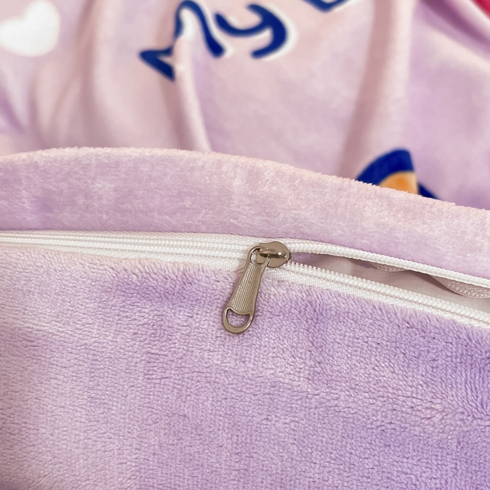 91家纺网 家纺一手货源 找家纺 2024新品正版三丽鸥授权大版卡通平网数码印花加厚高克重牛奶绒系列四件套 绒大版-R乐趣库洛米