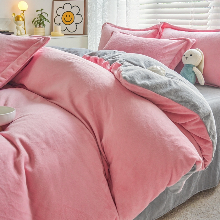 91家纺网 家纺一手货源 找家纺 慕晨 2024新款加厚牛奶绒纯色单被套珊瑚绒被套单件双面绒四件套 奶油粉+浅灰