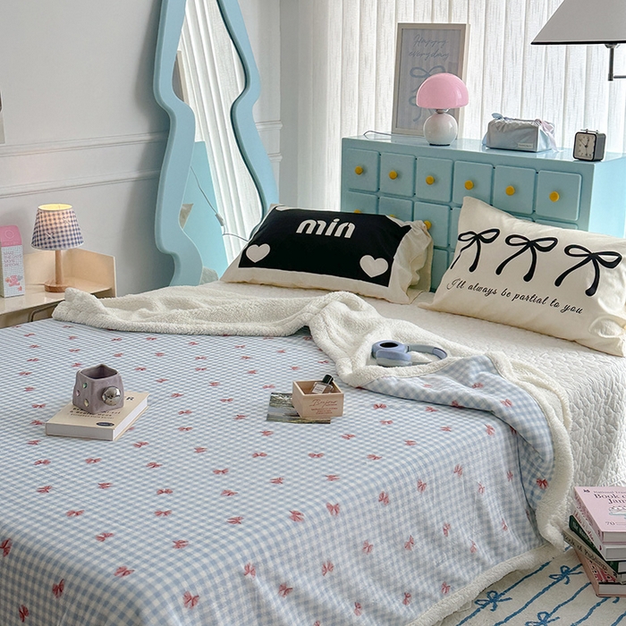 91家纺网 家纺一手货源 找家纺 昔可家纺 2024新款羊羔绒牛奶绒毛毯系列（三）-ins小清新系列 蓝格蝴蝶结