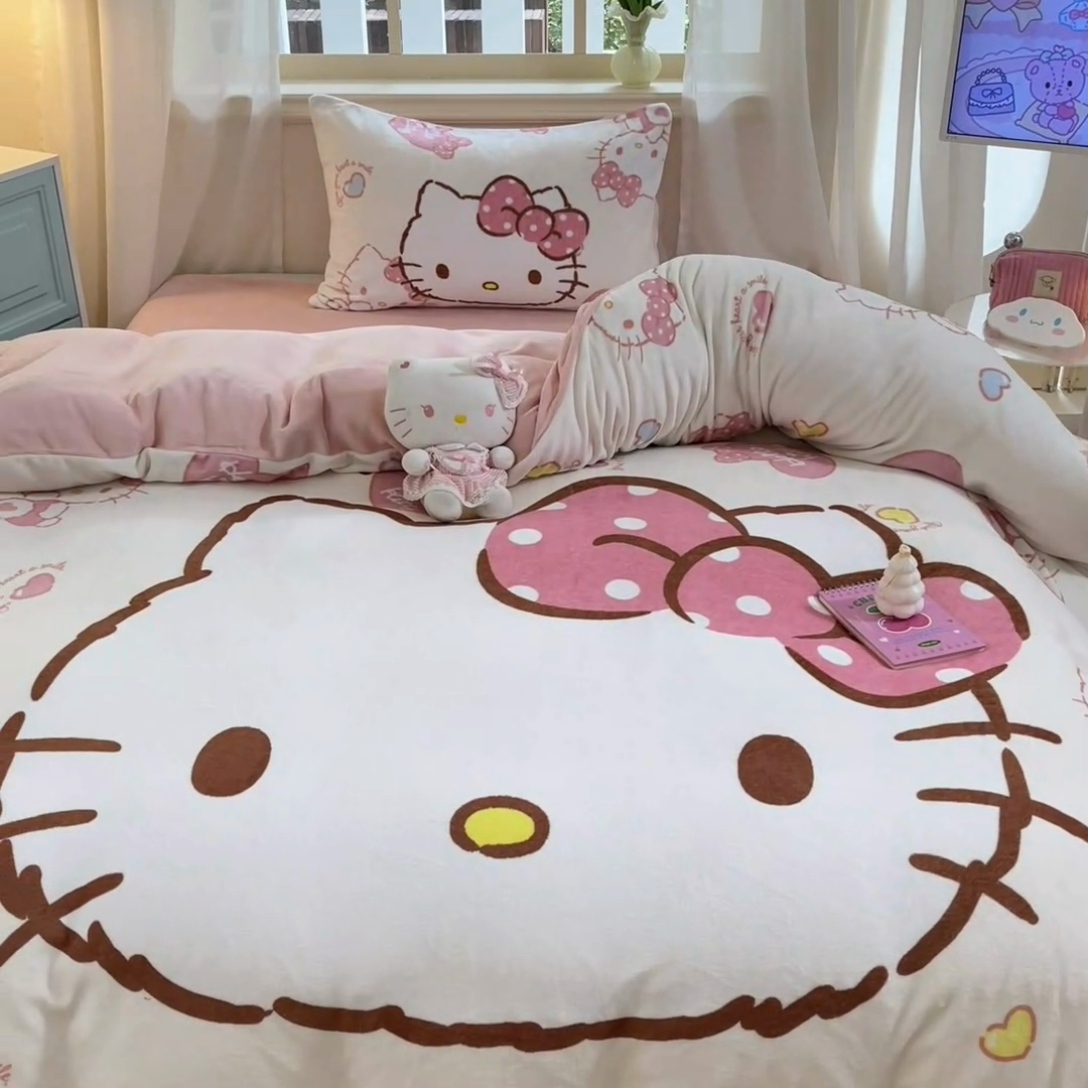 91家纺网 家纺一手货源 找家纺 2024新品正版三丽鸥授权大版卡通平网数码印花加厚高克重牛奶绒系列四件套 绒大版-R甜甜奶油kitty