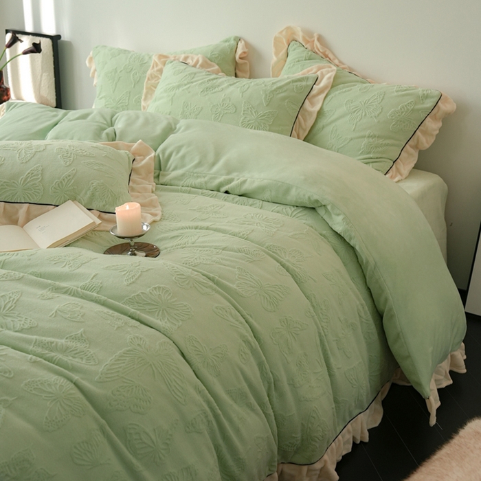 91家纺网 家纺一手货源 找家纺 萝莉家纺 2024新款加厚牛奶绒提花浪漫雕花绒四件套 蝴蝶飞飞果绿