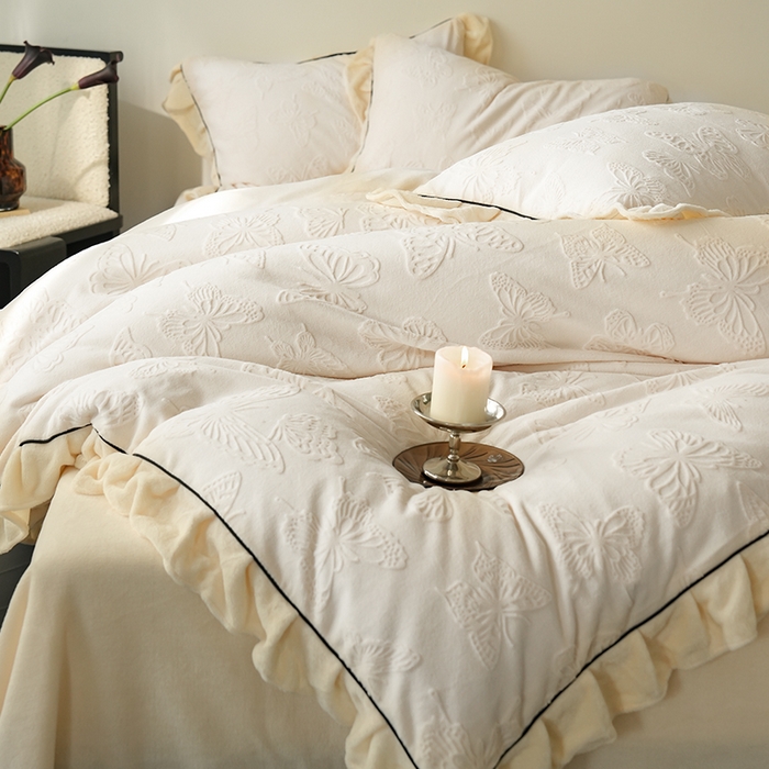 91家纺网 家纺一手货源 找家纺 萝莉家纺 2024新款加厚牛奶绒提花浪漫雕花绒四件套 蝴蝶飞飞浅米