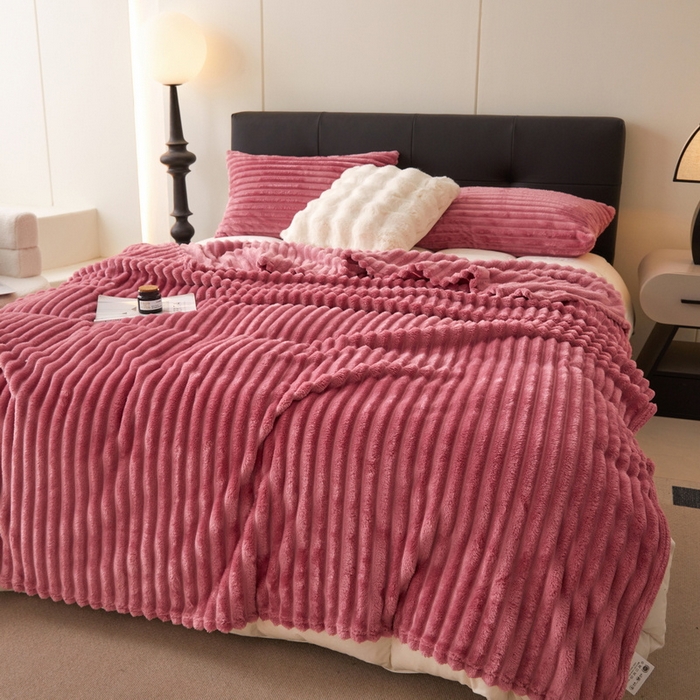 91家纺网 家纺一手货源 找家纺 畅畅家纺 2024新款秋冬兔毛绒宽抽条纯色毛毯 豆沙色