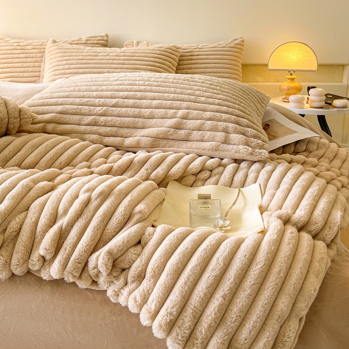 91家纺网 家纺一手货源 找家纺 2024新款全消光兔毛320克牛奶绒A类纯色立体四件套 兔毛抽条咖