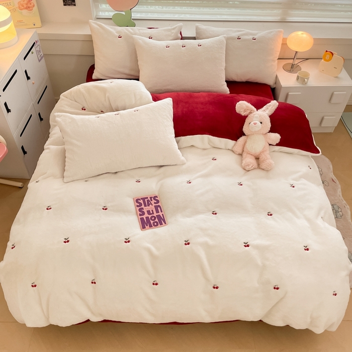 91家纺网 家纺一手货源 找家纺 蜜柚 2024新款牛奶绒兔毛绒高克重小清新满版绣花四件套 樱桃红