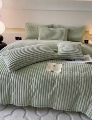 91家纺网 家纺一手货源 找家纺 2024新款全消光兔毛320克牛奶绒A类纯色立体四件套 兔毛抽条牛油果绿