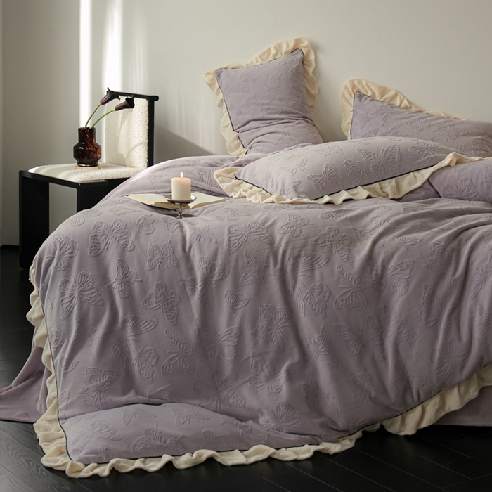 91家纺网 家纺一手货源 找家纺 萝莉家纺 2024新款加厚牛奶绒提花浪漫雕花绒四件套 蝴蝶飞飞香芋紫