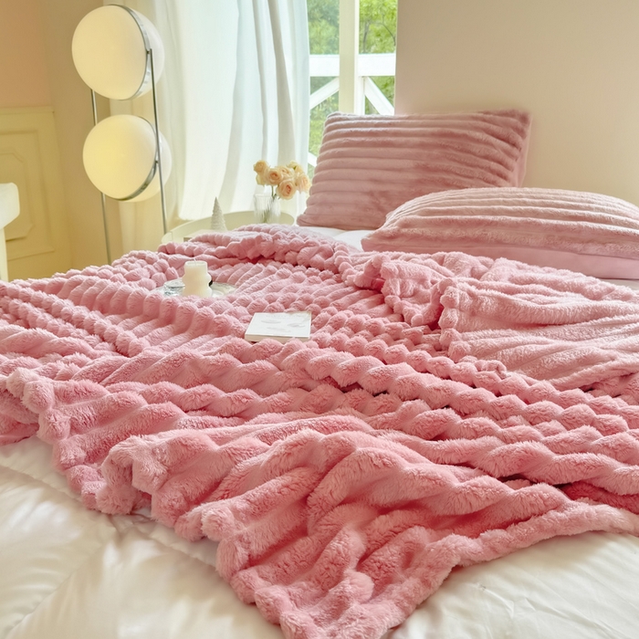 91家纺网 家纺一手货源 找家纺 卡派 2024新款兔毛绒多功能毛毯抽条牛奶绒贝贝绒毛毯 樱花粉