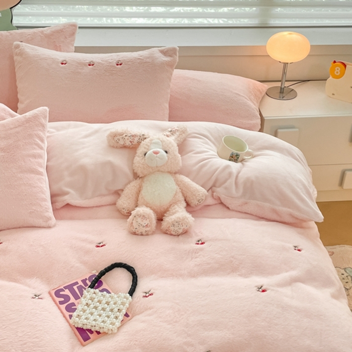 91家纺网 家纺一手货源 找家纺 蜜柚 2024新款牛奶绒兔毛绒高克重小清新满版绣花四件套 樱桃浅粉