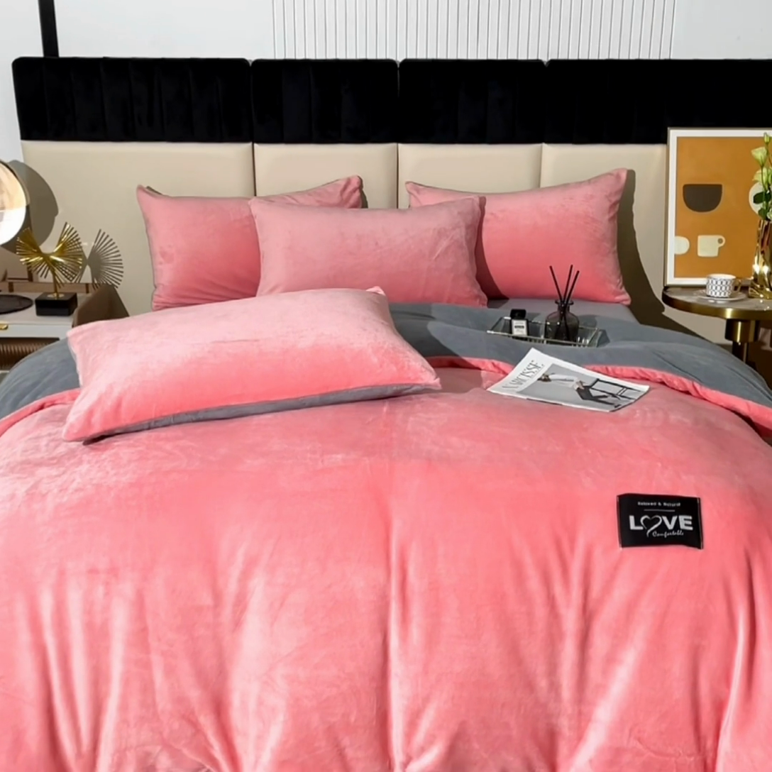 91家纺网 家纺一手货源 找家纺 鸿羽樱（鸿羽樱）家纺 2024新款牛奶绒四件套 粉色+灰