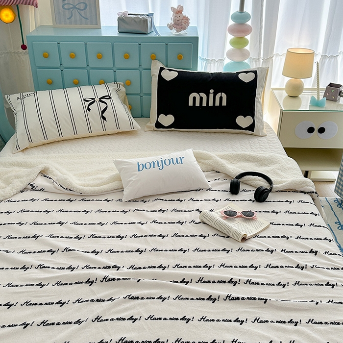 91家纺网 家纺一手货源 找家纺 昔可家纺 2024新款羊羔绒牛奶绒毛毯系列（三）-ins小清新系列 潮酷黑色字母