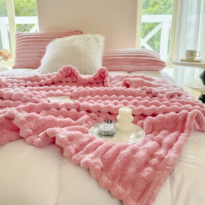 91家纺网 家纺一手货源 找家纺 卡派 2024新款兔毛绒多功能毛毯抽条牛奶绒贝贝绒毛毯 樱花粉