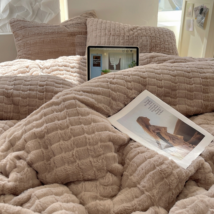 91家纺网 家纺一手货源 找家纺 2024新款全消光兔毛320克牛奶绒A类纯色立体四件套 奶咖