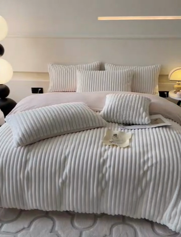 91家纺网 家纺一手货源 找家纺 2024新款全消光兔毛320克牛奶绒A类纯色立体四件套 兔毛抽条粉