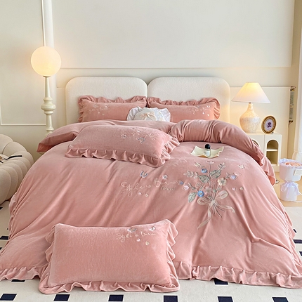 91家纺网 家纺一手货源 找家纺 （总）航途席业 2025新款高克重牛奶绒刺绣四件套-浪漫满屋