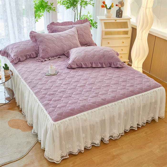 91家纺网 家纺一手货源 找家纺 缦彩 2024新款加厚牛奶珊瑚绒蕾丝床裙冬季法兰绒夹棉床笠-玫瑰花语系列 梦幻紫