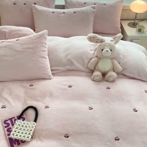 91家纺网 家纺一手货源 找家纺 蜜柚 2024新款牛奶绒兔毛绒高克重小清新满版绣花四件套 樱桃浅粉