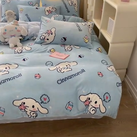 91家纺网 家纺一手货源 找家纺 2024新款三丽鸥牛奶绒小版四件套 牛奶绒小版-蛋糕玉桂狗