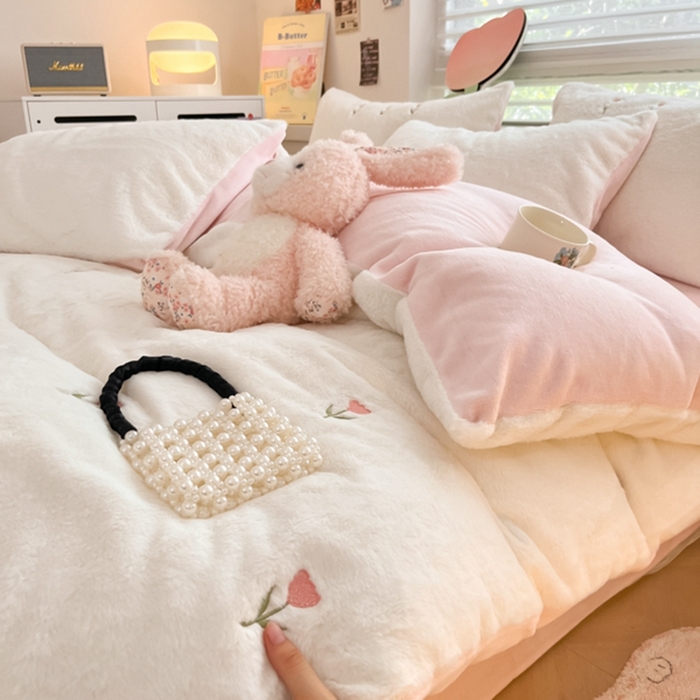 91家纺网 家纺一手货源 找家纺 蜜柚 2024新款牛奶绒兔毛绒高克重小清新满版绣花四件套 花朵粉白