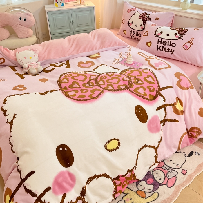 91家纺网 家纺一手货源 找家纺 2024新品正版三丽鸥授权大版卡通平网数码印花加厚高克重牛奶绒系列四件套 绒大版-R粉粉豹纹kitty