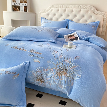 91家纺网 家纺一手货源 找家纺 航途席业 2025新款高克重牛奶绒刺绣四件套-花漾 花漾-海盐蓝