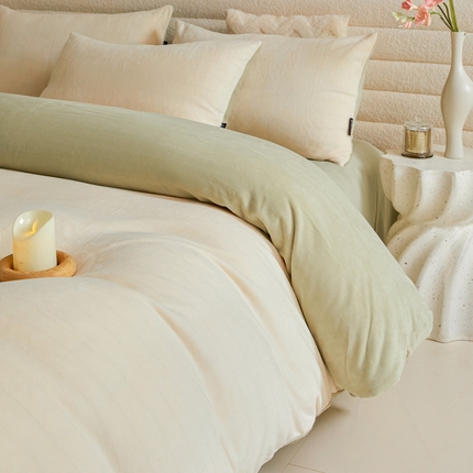 91家纺网 家纺一手货源 找家纺 莱登卡奴 2024新款牛奶绒高克重纯色拼色四件套-简约系列 简约-奶黄拼清雾绿