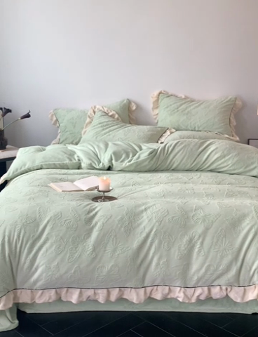 91家纺网 家纺一手货源 找家纺 萝莉家纺 2024新款加厚牛奶绒提花浪漫雕花绒四件套 蝴蝶飞飞果绿