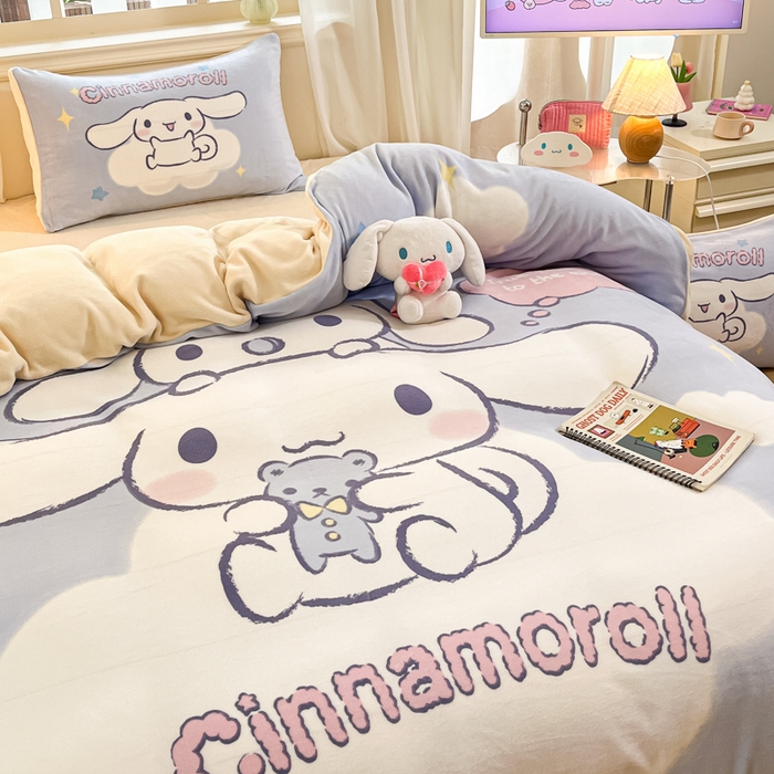 91家纺网 家纺一手货源 找家纺 2024新品正版三丽鸥授权大版卡通平网数码印花加厚高克重牛奶绒系列四件套 绒大版-R云朵玩偶大耳狗