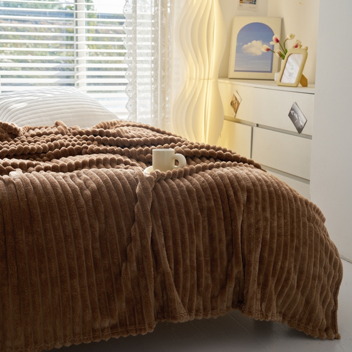 91家纺网 家纺一手货源 找家纺 畅畅家纺 2024新款秋冬兔毛绒宽抽条纯色毛毯 深咖色