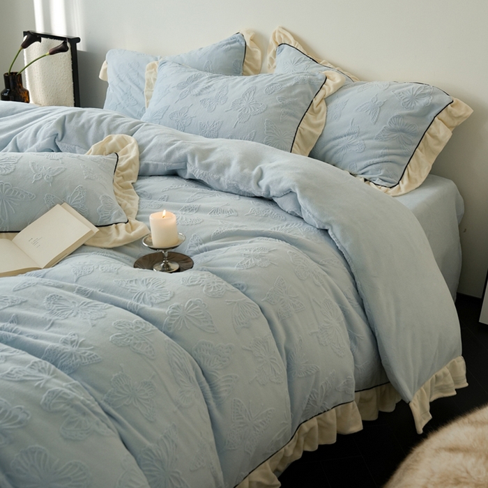 91家纺网 家纺一手货源 找家纺 萝莉家纺 2024新款加厚牛奶绒提花浪漫雕花绒四件套 蝴蝶飞飞湖水蓝