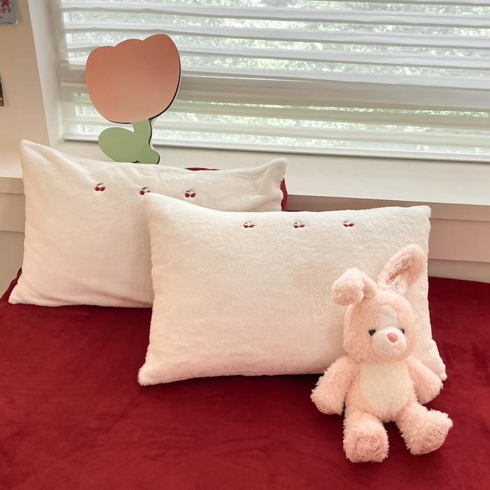 91家纺网 家纺一手货源 找家纺 蜜柚 2024新款牛奶绒兔毛绒高克重小清新满版绣花四件套 樱桃红