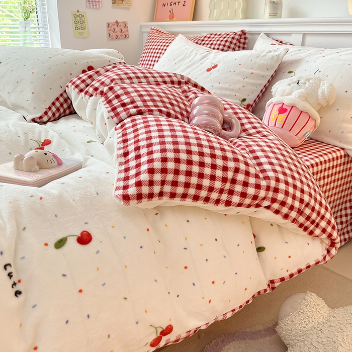 91家纺网 家纺一手货源 找家纺 2024新款200g加厚防静电牛奶绒小清新四件套 绒-樱桃奶冻