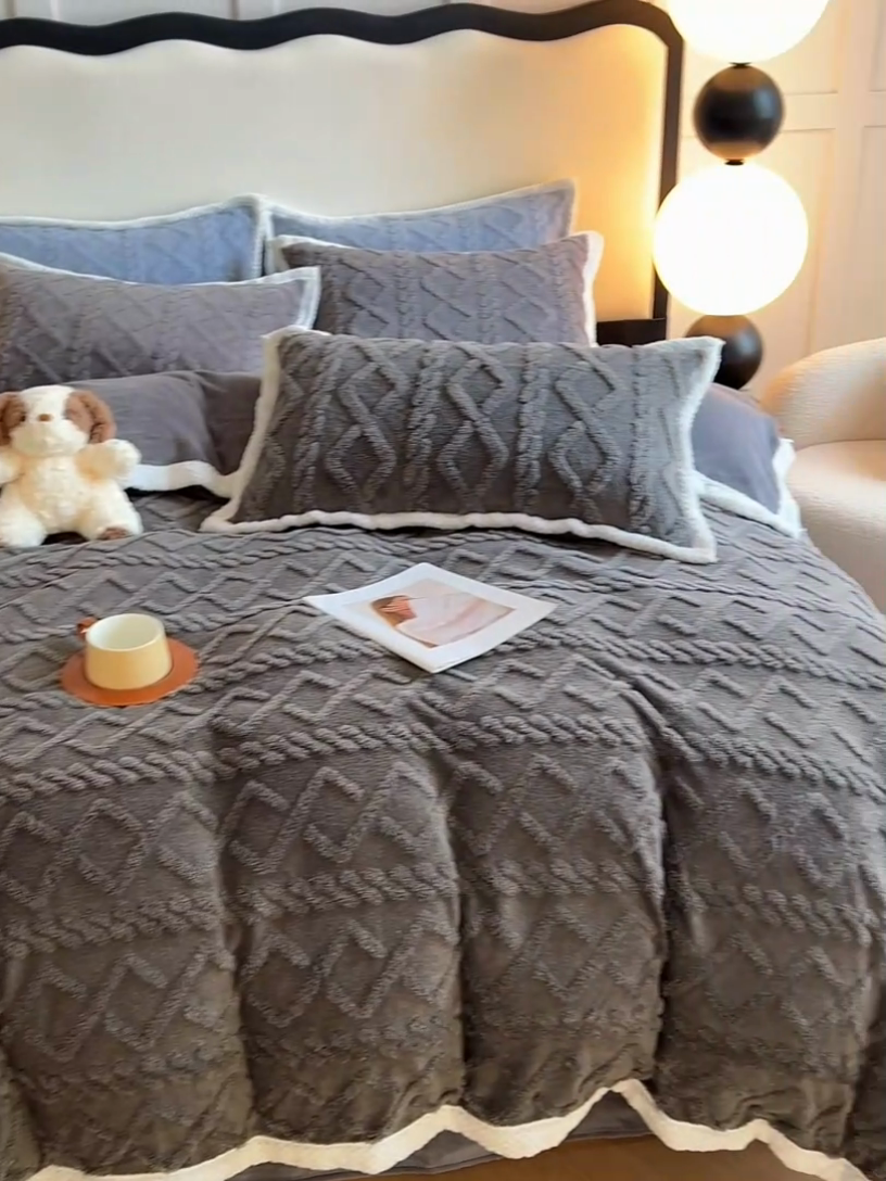 91家纺网 家纺一手货源 找家纺 贝拉梦家纺 2024新款塔芙绒菱格纯色牛奶绒四件套 古鼎灰