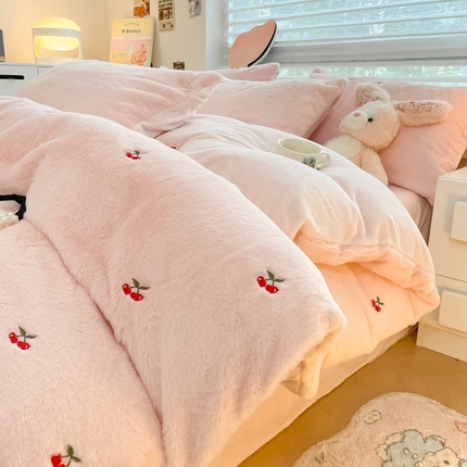 91家纺网 家纺一手货源 找家纺 蜜柚 2024新款牛奶绒兔毛绒高克重小清新满版绣花四件套 樱桃浅粉