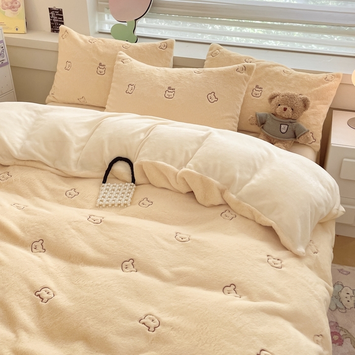 91家纺网 家纺一手货源 找家纺 蜜柚 2024新款牛奶绒兔毛绒高克重小清新满版绣花四件套 嘟嘟熊