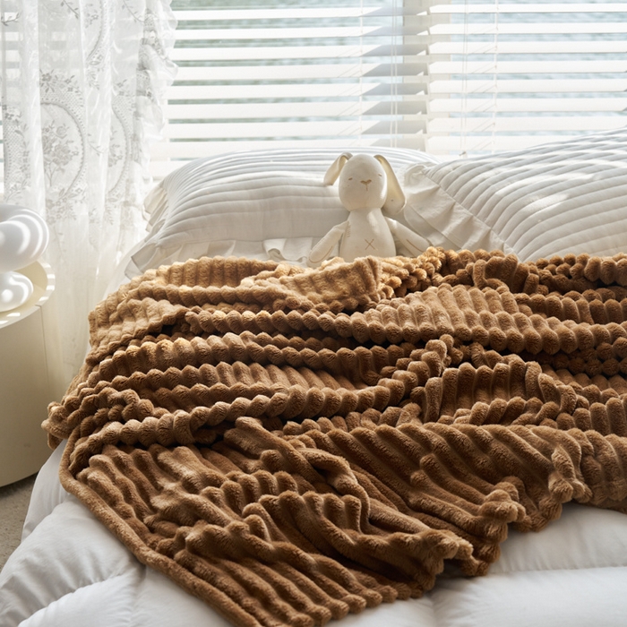 91家纺网 家纺一手货源 找家纺 畅畅家纺 2024新款秋冬兔毛绒宽抽条纯色毛毯 深咖色