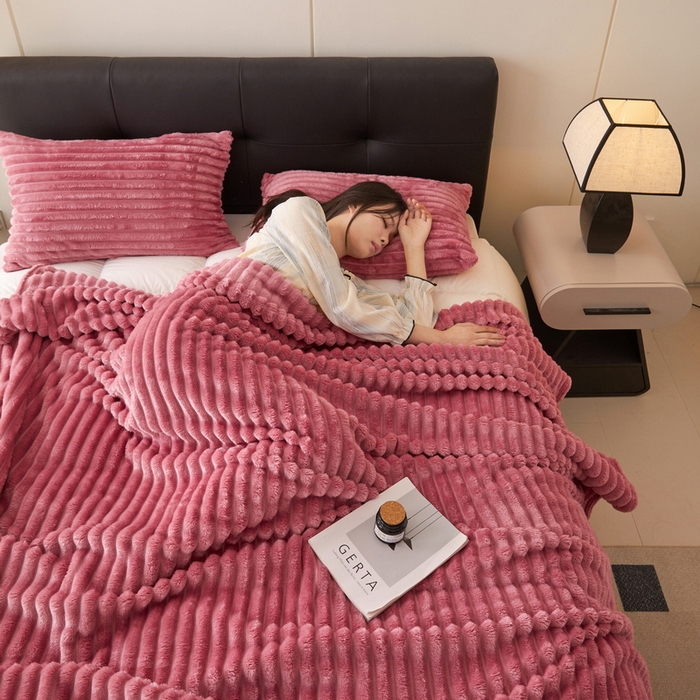 91家纺网 家纺一手货源 找家纺 畅畅家纺 2024新款秋冬兔毛绒宽抽条纯色毛毯 豆沙色