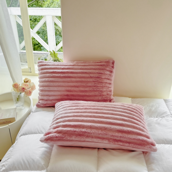 91家纺网 家纺一手货源 找家纺 卡派 2024新款兔毛绒多功能毛毯抽条牛奶绒贝贝绒毛毯 樱花粉